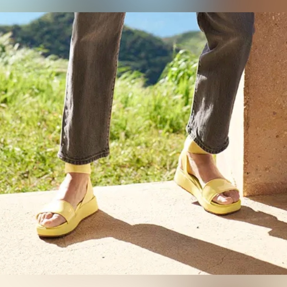 **SOLD** UGG Lennox Sandal